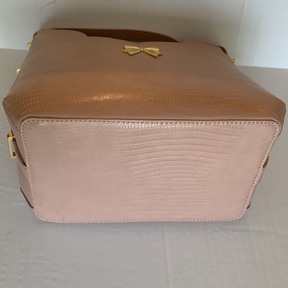 BETSY JOHNSON.Croc embossed pink faux leather structured shoulder bag w/… - Picture 10 of 15